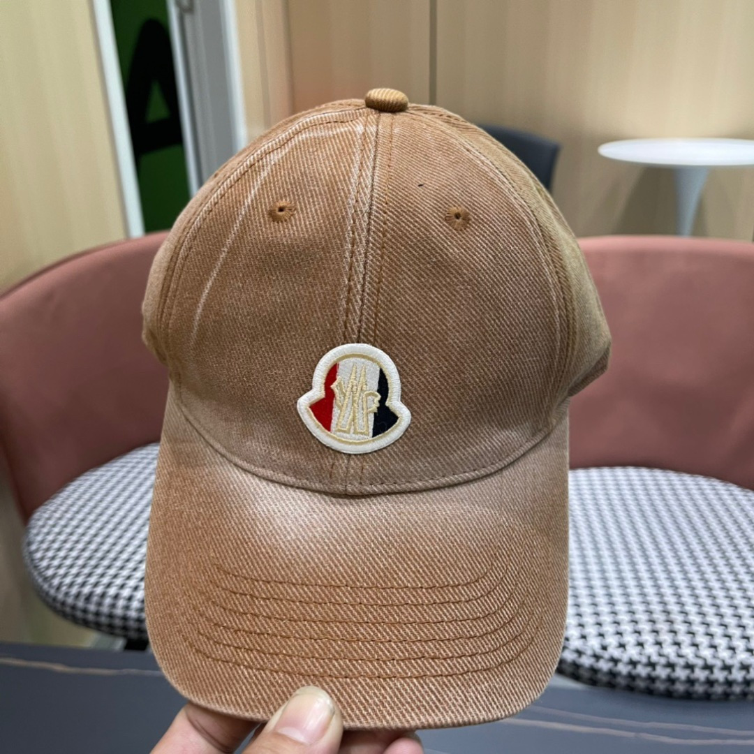 
Moncler蒙口经典棒球帽，经典流行款，原版帆布料轻盈透气！质量超赞，基础头围56，贴片可调节。