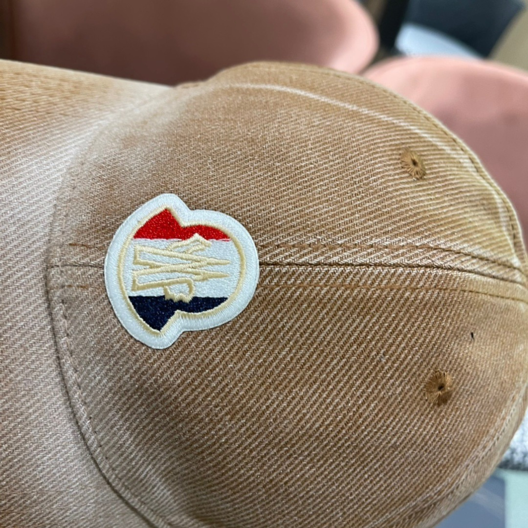 
Moncler蒙口经典棒球帽，经典流行款，原版帆布料轻盈透气！质量超赞，基础头围56，贴片可调节。