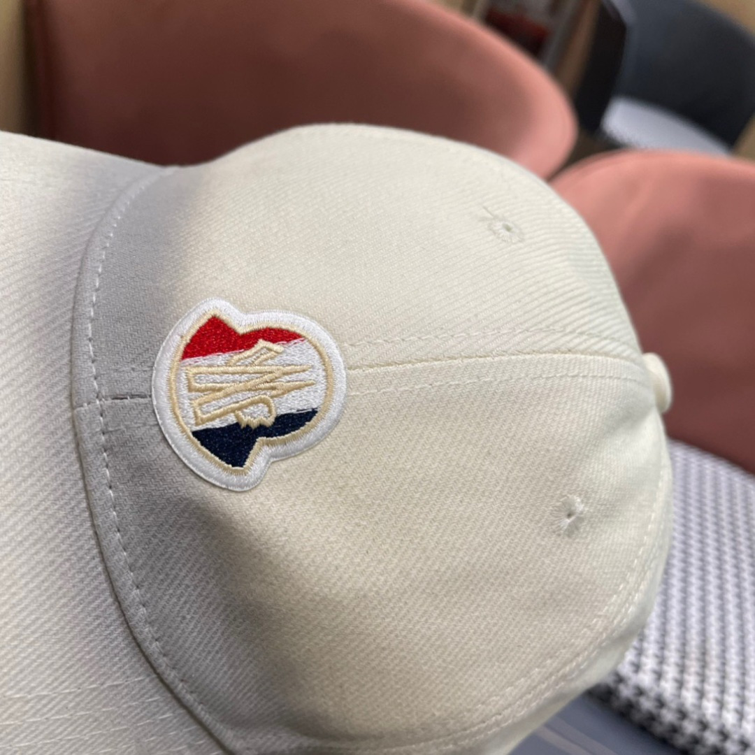 
Moncler蒙口经典棒球帽，经典流行款，原版帆布料轻盈透气！质量超赞，基础头围56，贴片可调节。