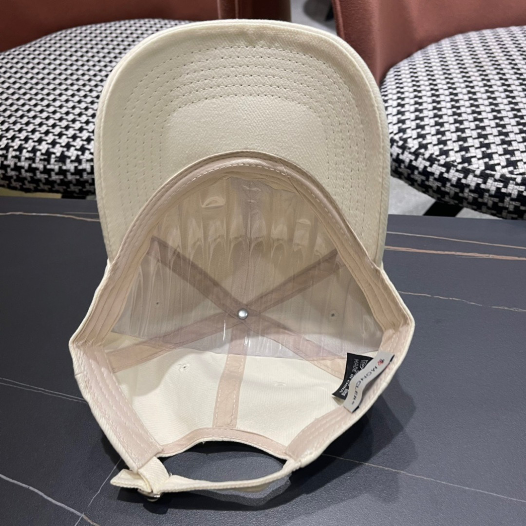
Moncler蒙口经典棒球帽，经典流行款，原版帆布料轻盈透气！质量超赞，基础头围56，贴片可调节。