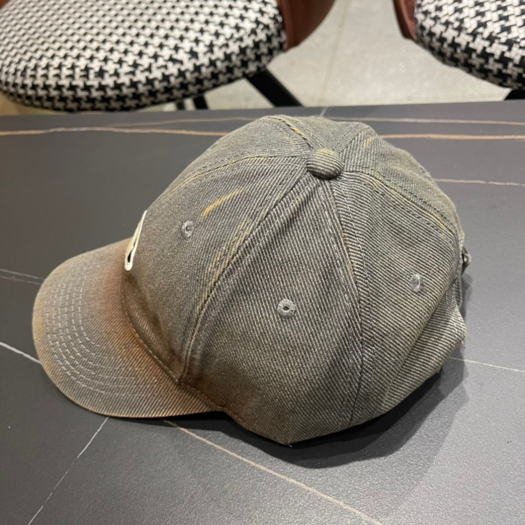 
Moncler蒙口经典棒球帽，经典流行款，原版帆布料轻盈透气！质量超赞，基础头围56，贴片可调节。