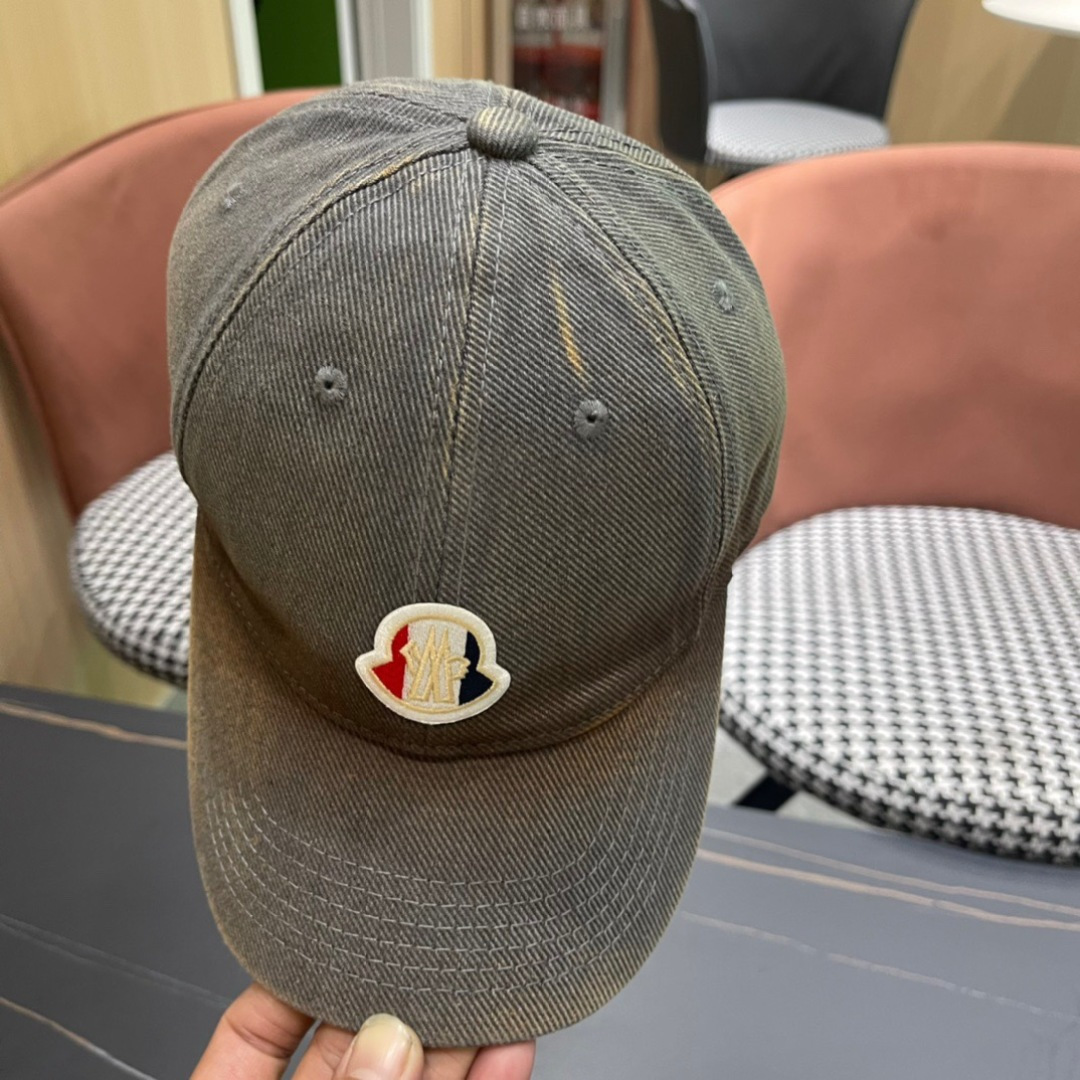 
Moncler蒙口经典棒球帽，经典流行款，原版帆布料轻盈透气！质量超赞，基础头围56，贴片可调节。