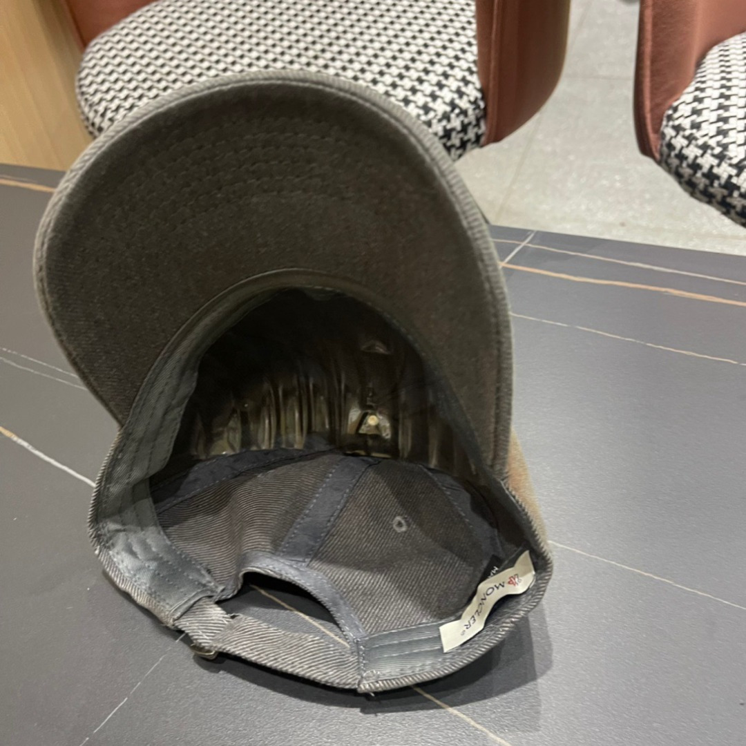 
Moncler蒙口经典棒球帽，经典流行款，原版帆布料轻盈透气！质量超赞，基础头围56，贴片可调节。