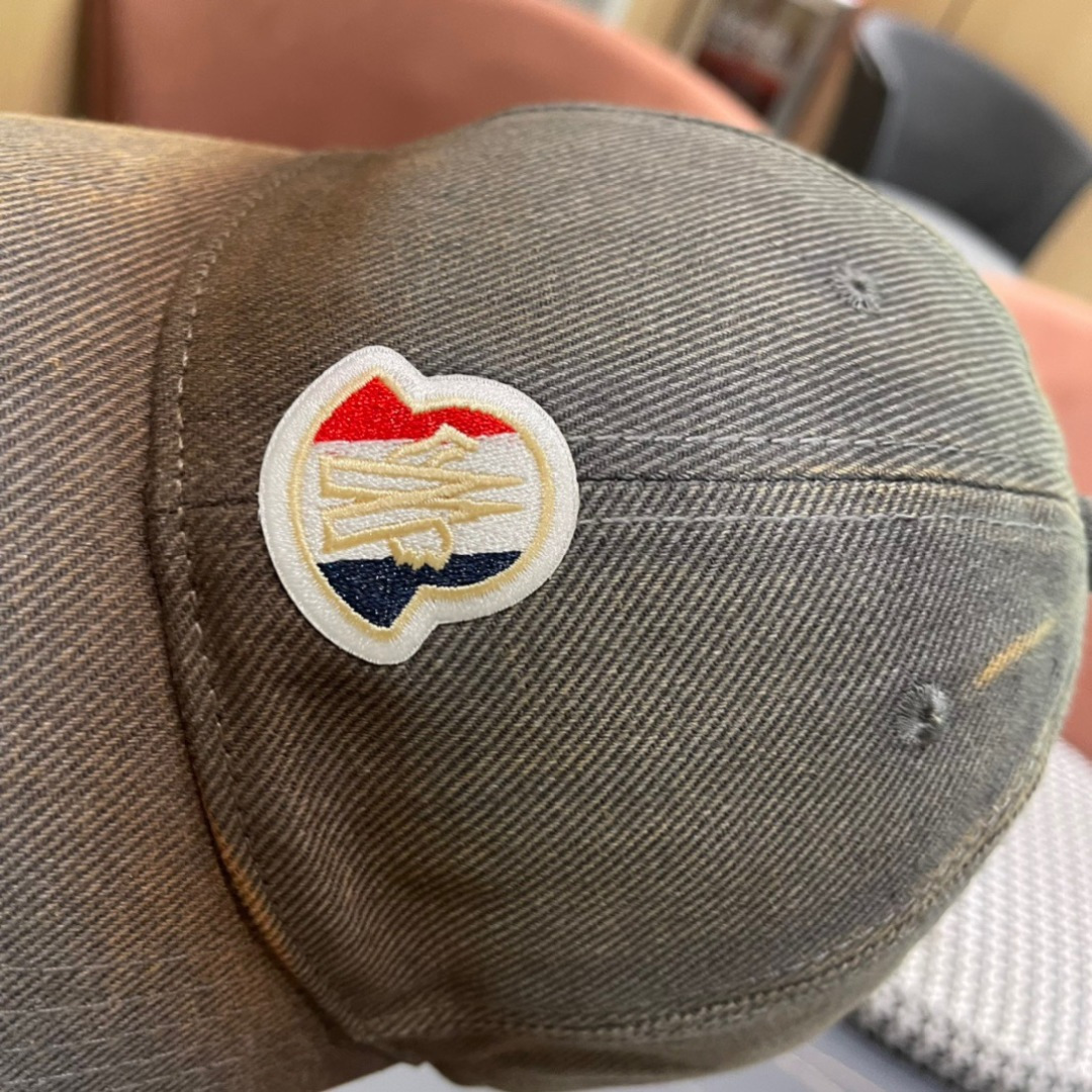 
Moncler蒙口经典棒球帽，经典流行款，原版帆布料轻盈透气！质量超赞，基础头围56，贴片可调节。