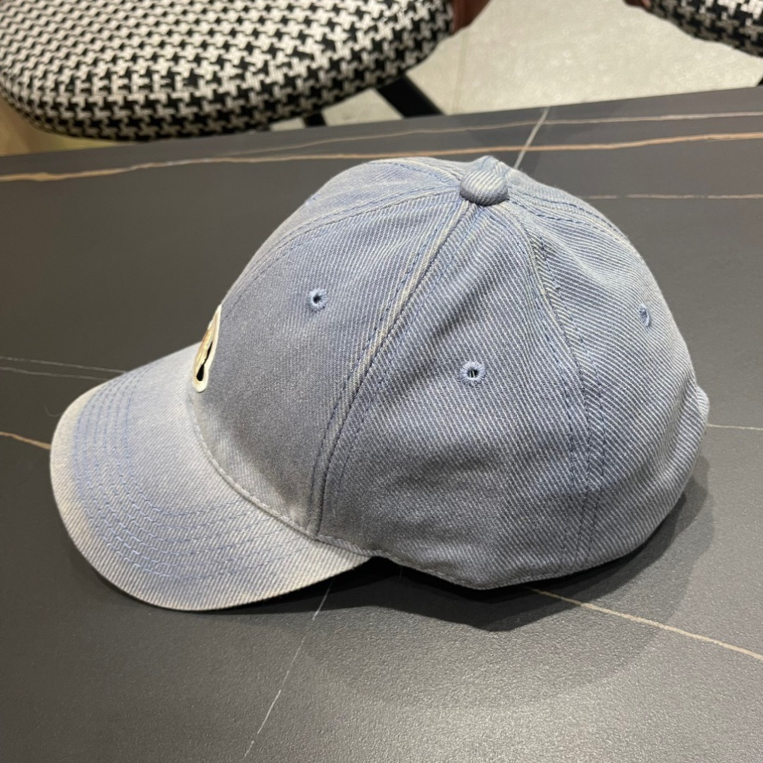 
Moncler蒙口经典棒球帽，经典流行款，原版帆布料轻盈透气！质量超赞，基础头围56，贴片可调节。