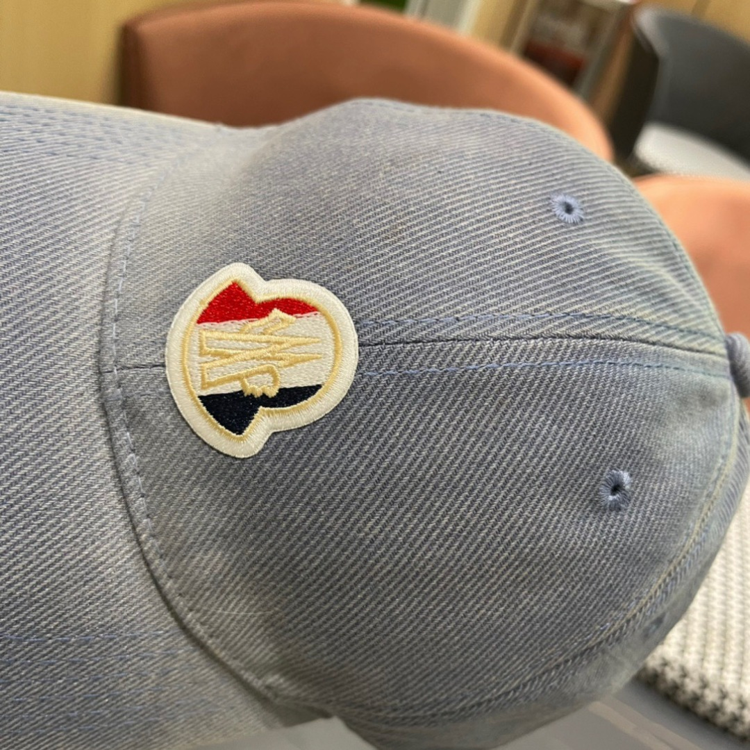 
Moncler蒙口经典棒球帽，经典流行款，原版帆布料轻盈透气！质量超赞，基础头围56，贴片可调节。