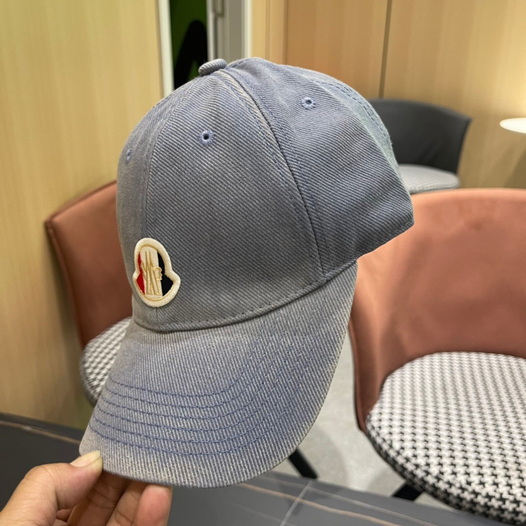 
Moncler蒙口经典棒球帽，经典流行款，原版帆布料轻盈透气！质量超赞，基础头围56，贴片可调节。