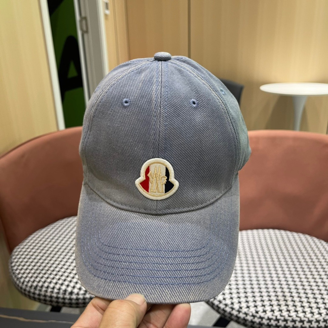 
Moncler蒙口经典棒球帽，经典流行款，原版帆布料轻盈透气！质量超赞，基础头围56，贴片可调节。