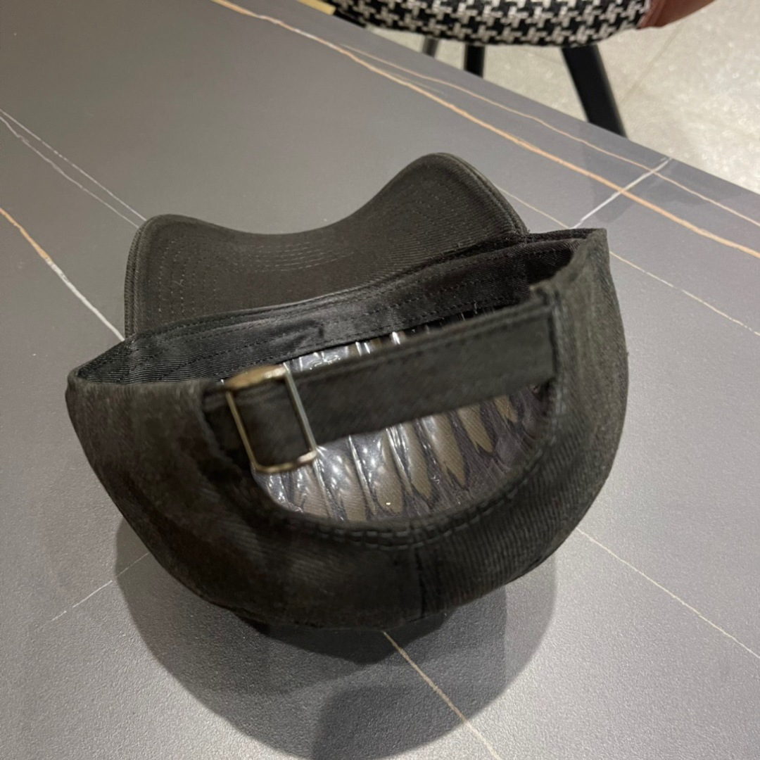 
Moncler蒙口经典棒球帽，经典流行款，原版帆布料轻盈透气！质量超赞，基础头围56，贴片可调节。