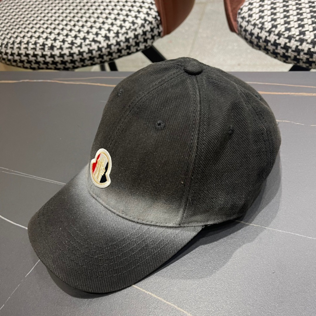 
Moncler蒙口经典棒球帽，经典流行款，原版帆布料轻盈透气！质量超赞，基础头围56，贴片可调节。