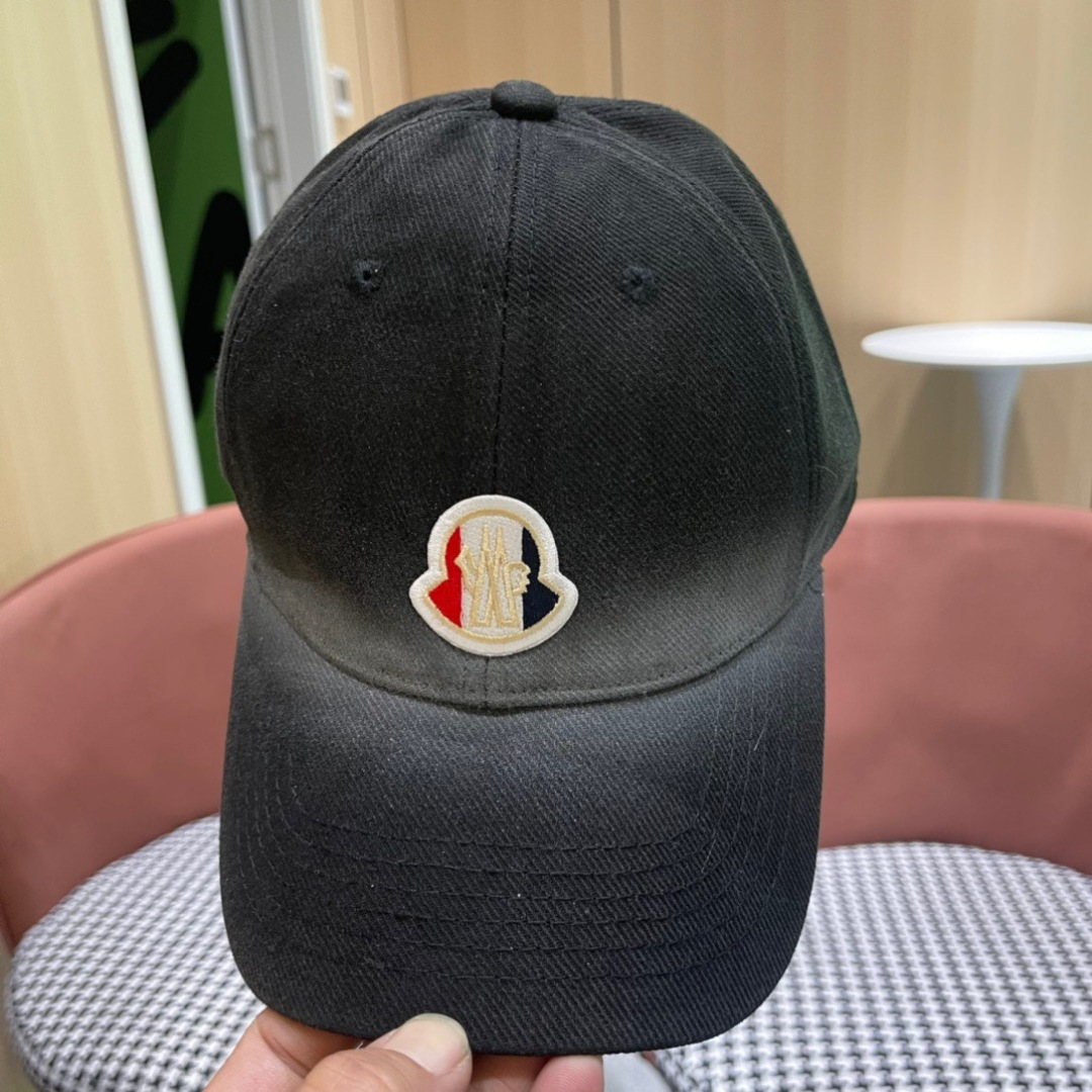
Moncler蒙口经典棒球帽，经典流行款，原版帆布料轻盈透气！质量超赞，基础头围56，贴片可调节。
