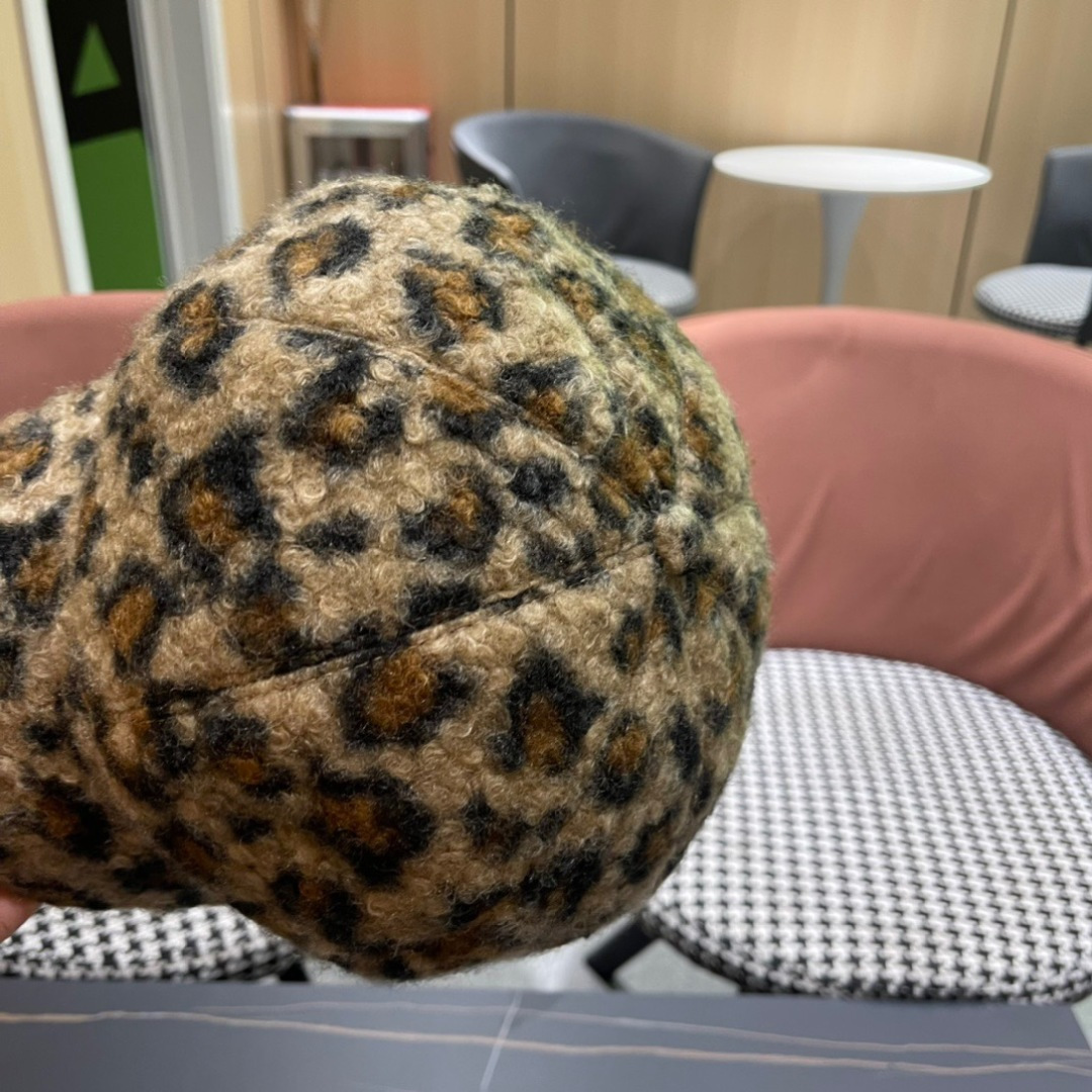  路易威登棒球帽 LouisVuitton😍秋冬季新款豹纹毛绒贝雷帽，重工打造♥️高端大气，百搭款🤗男女