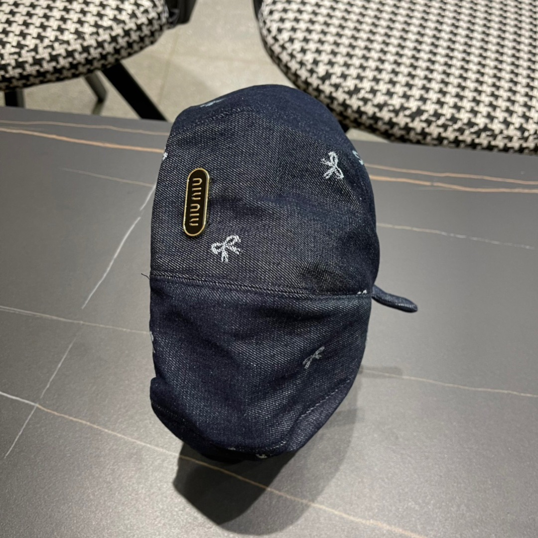 。2024秋季牛仔贝雷帽鸭舌帽系列中最亮眼的元素之一。这来源于品牌创始人Christian Dior先生