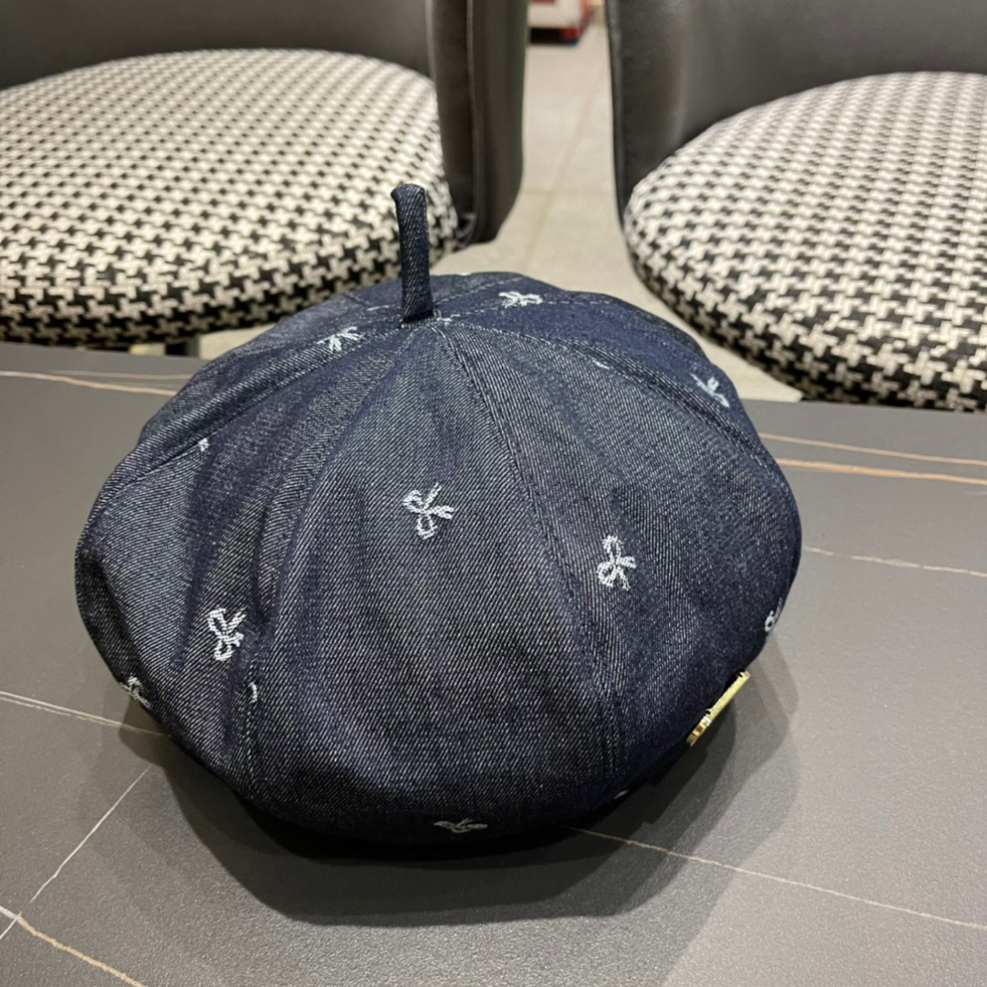 。2024秋季牛仔贝雷帽鸭舌帽系列中最亮眼的元素之一。这来源于品牌创始人Christian Dior先生