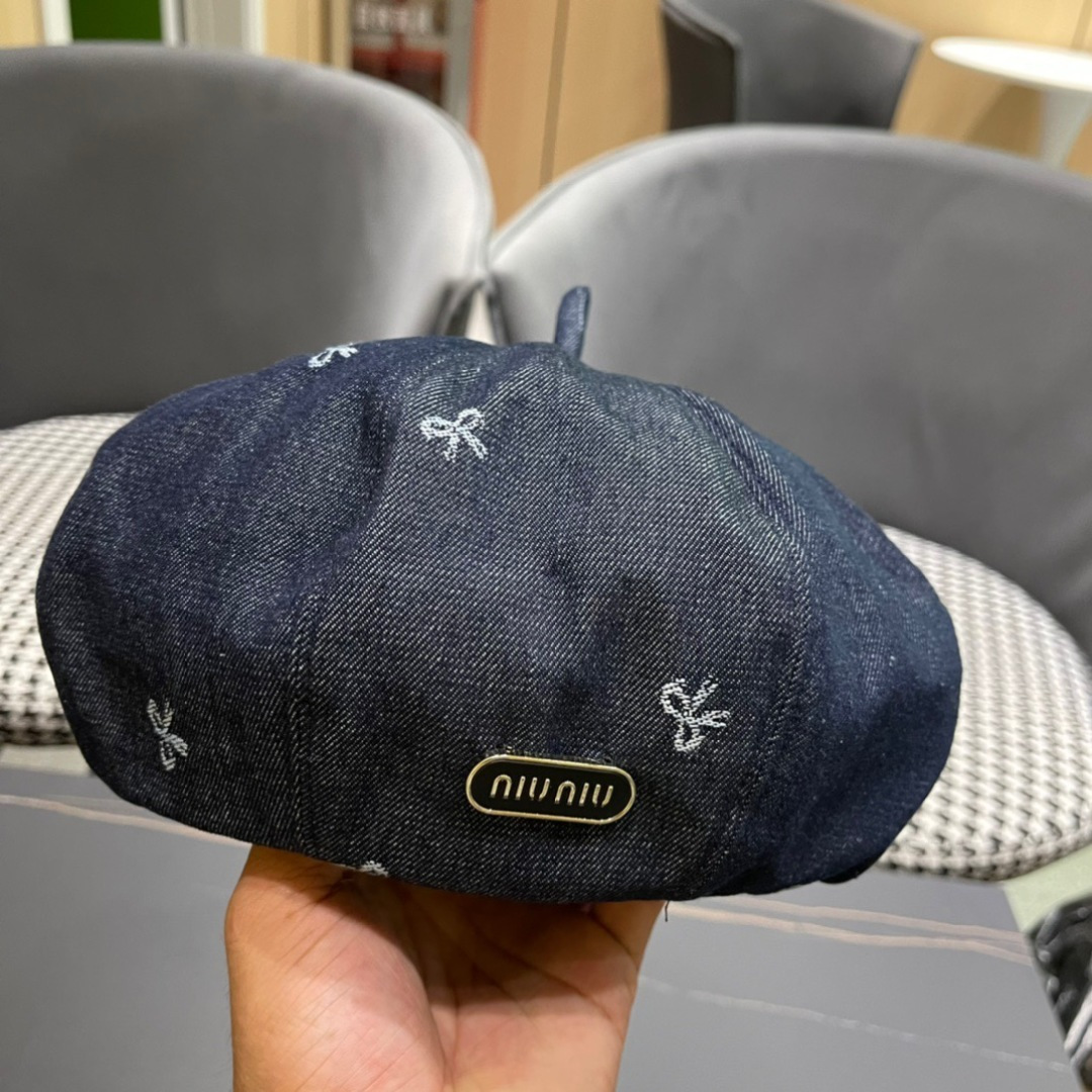 。2024秋季牛仔贝雷帽鸭舌帽系列中最亮眼的元素之一。这来源于品牌创始人Christian Dior先生