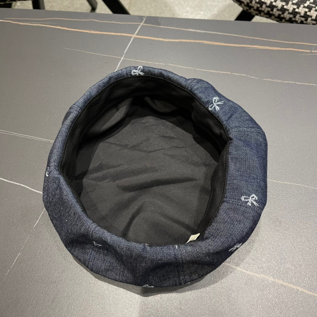 。2024秋季牛仔贝雷帽鸭舌帽系列中最亮眼的元素之一。这来源于品牌创始人Christian Dior先生