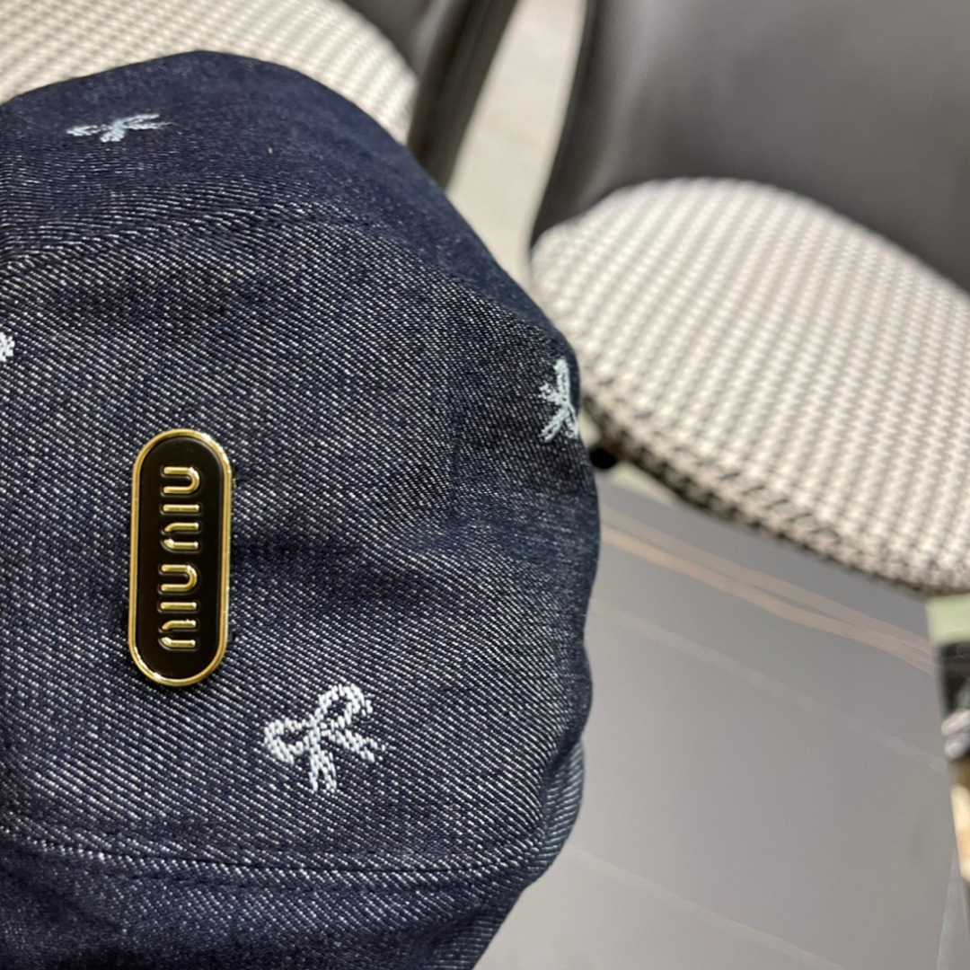 。2024秋季牛仔贝雷帽鸭舌帽系列中最亮眼的元素之一。这来源于品牌创始人Christian Dior先生