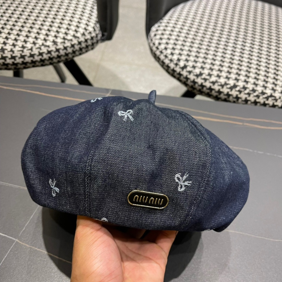 。2024秋季牛仔贝雷帽鸭舌帽系列中最亮眼的元素之一。这来源于品牌创始人Christian Dior先生