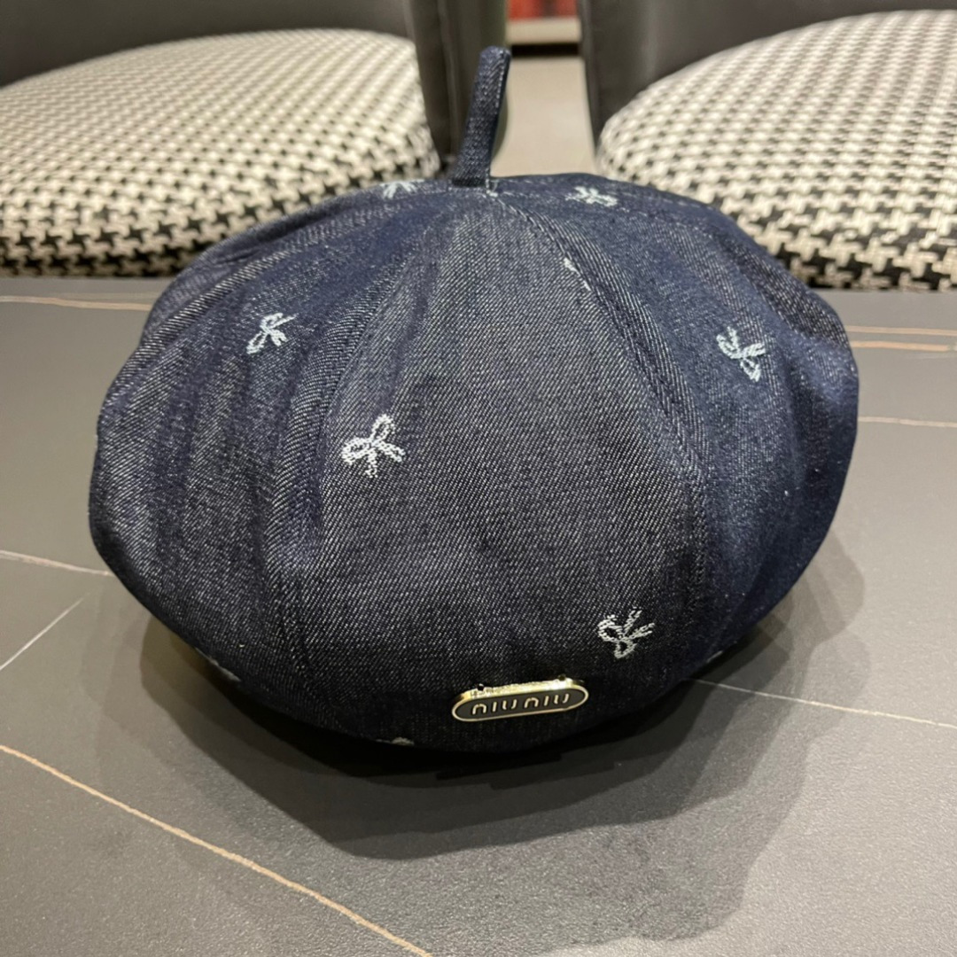 。2024秋季牛仔贝雷帽鸭舌帽系列中最亮眼的元素之一。这来源于品牌创始人Christian Dior先生