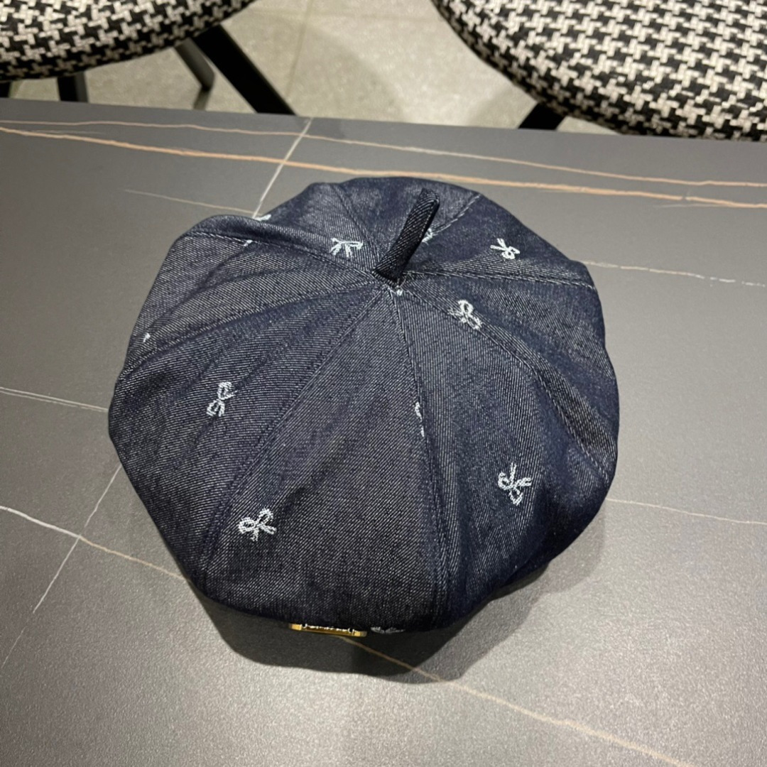 。2024秋季牛仔贝雷帽鸭舌帽系列中最亮眼的元素之一。这来源于品牌创始人Christian Dior先生