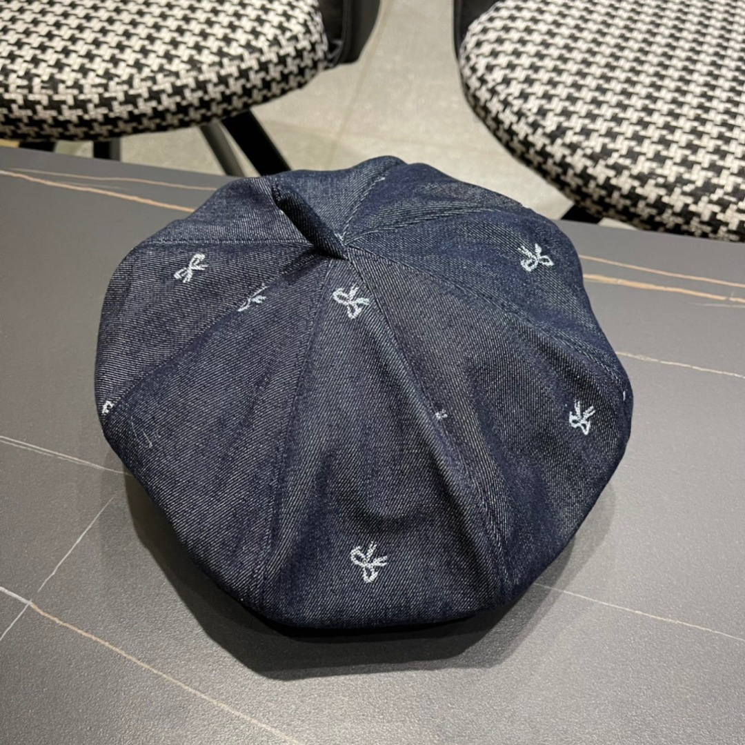 。2024秋季牛仔贝雷帽鸭舌帽系列中最亮眼的元素之一。这来源于品牌创始人Christian Dior先生