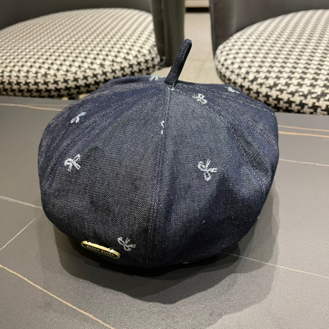 。2024秋季牛仔贝雷帽鸭舌帽系列中最亮眼的元素之一。这来源于品牌创始人Christian Dior先生