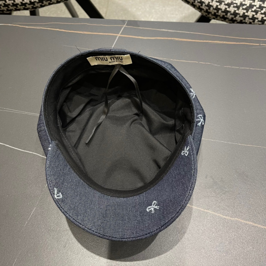 。2024秋季牛仔贝雷帽鸭舌帽系列中最亮眼的元素之一。这来源于品牌创始人Christian Dior先生