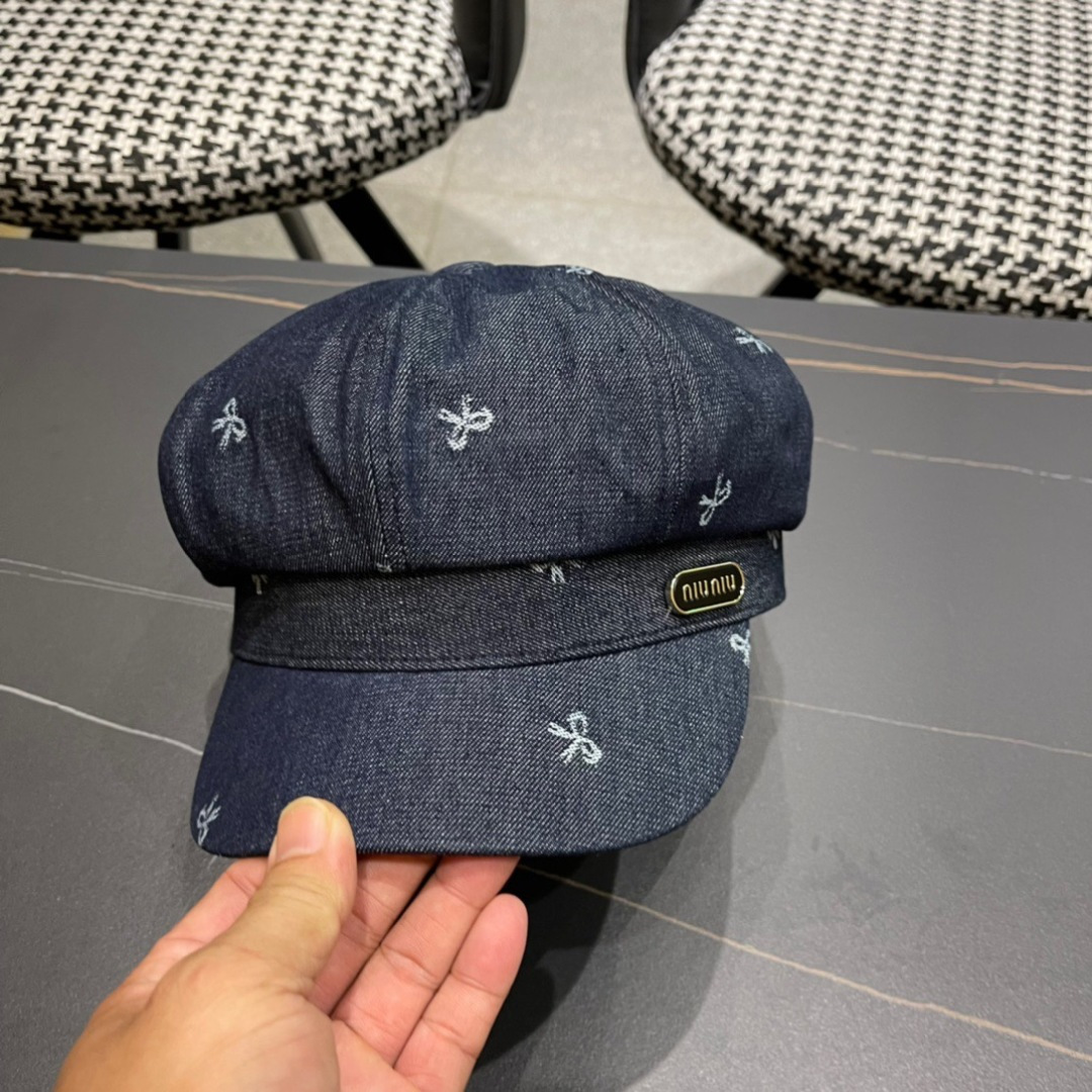 。2024秋季牛仔贝雷帽鸭舌帽系列中最亮眼的元素之一。这来源于品牌创始人Christian Dior先生