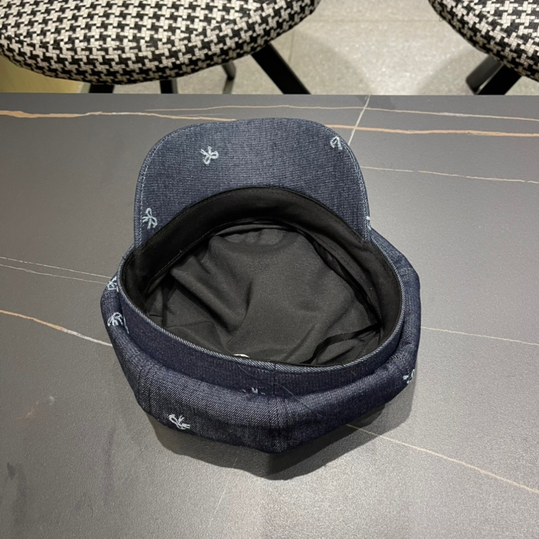 。2024秋季牛仔贝雷帽鸭舌帽系列中最亮眼的元素之一。这来源于品牌创始人Christian Dior先生