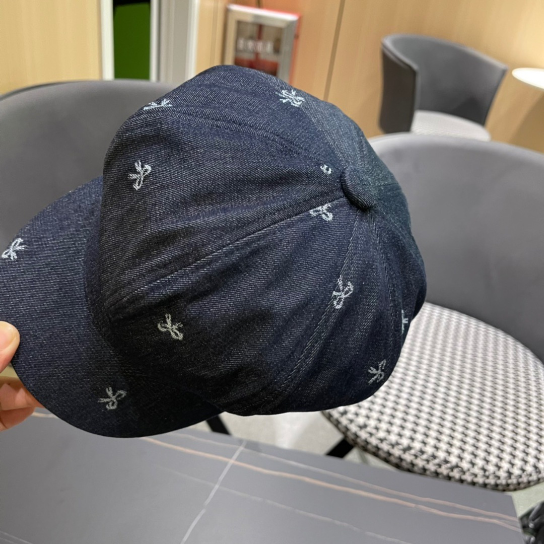 。2024秋季牛仔贝雷帽鸭舌帽系列中最亮眼的元素之一。这来源于品牌创始人Christian Dior先生