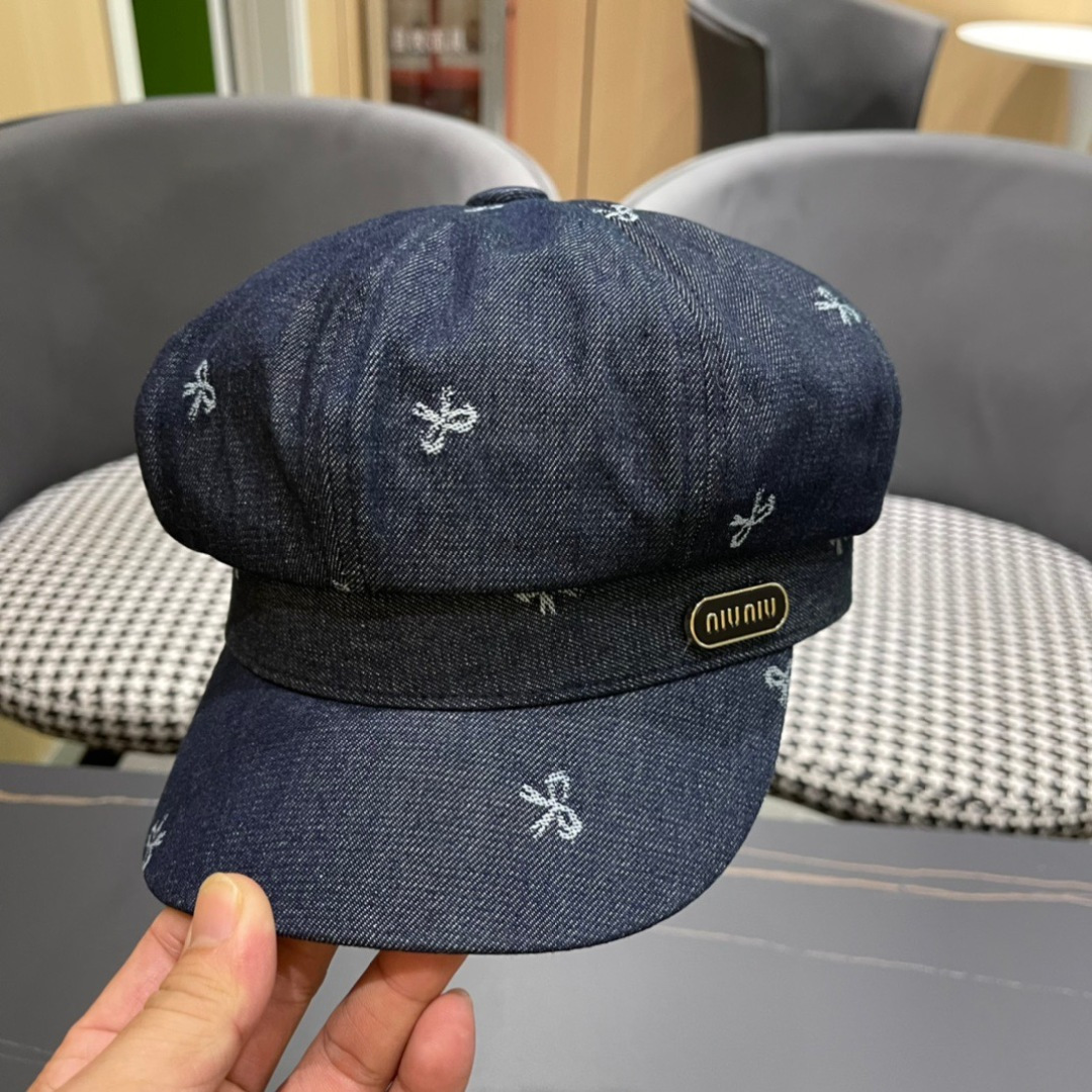 。2024秋季牛仔贝雷帽鸭舌帽系列中最亮眼的元素之一。这来源于品牌创始人Christian Dior先生