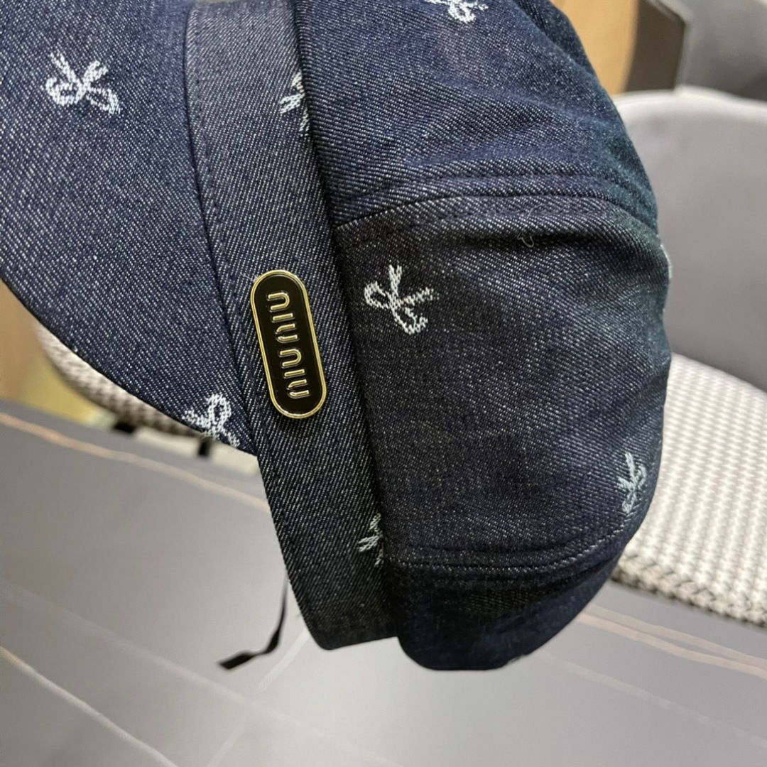 。2024秋季牛仔贝雷帽鸭舌帽系列中最亮眼的元素之一。这来源于品牌创始人Christian Dior先生