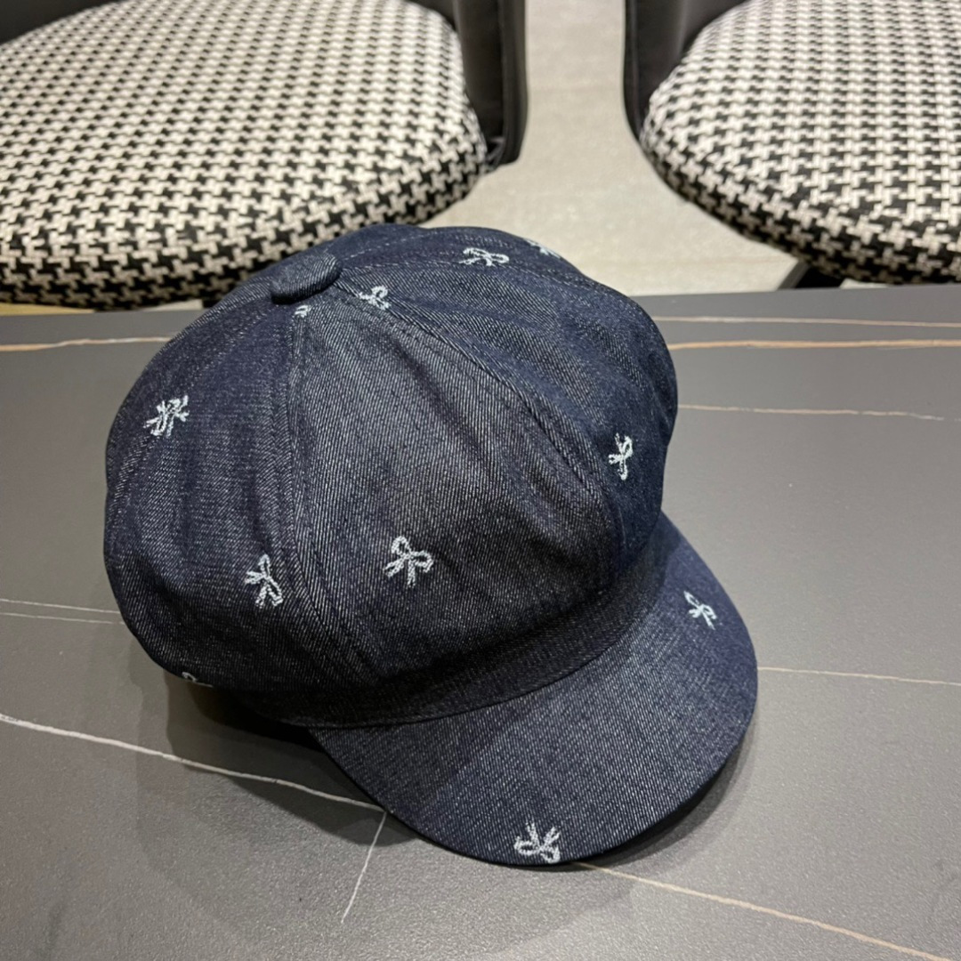 。2024秋季牛仔贝雷帽鸭舌帽系列中最亮眼的元素之一。这来源于品牌创始人Christian Dior先生