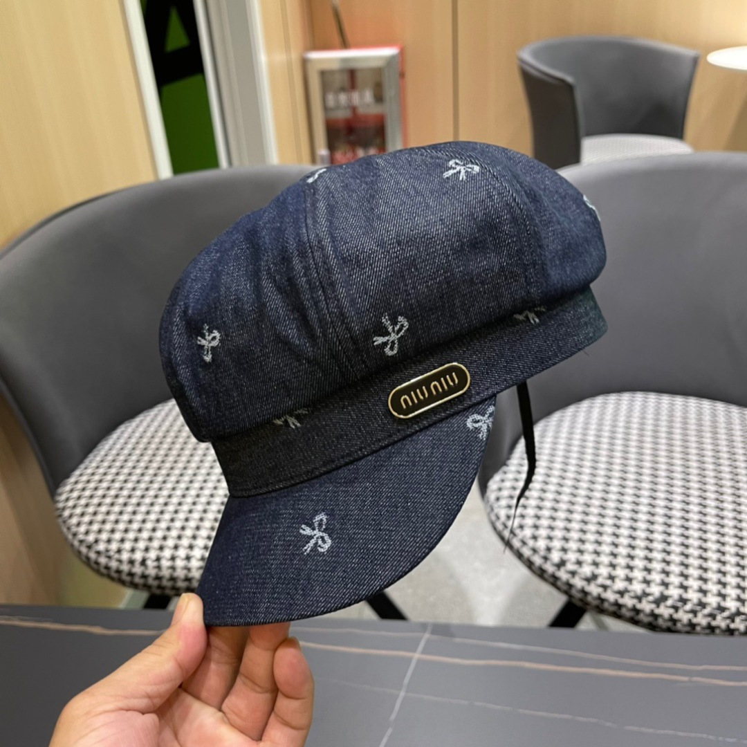 。2024秋季牛仔贝雷帽鸭舌帽系列中最亮眼的元素之一。这来源于品牌创始人Christian Dior先生