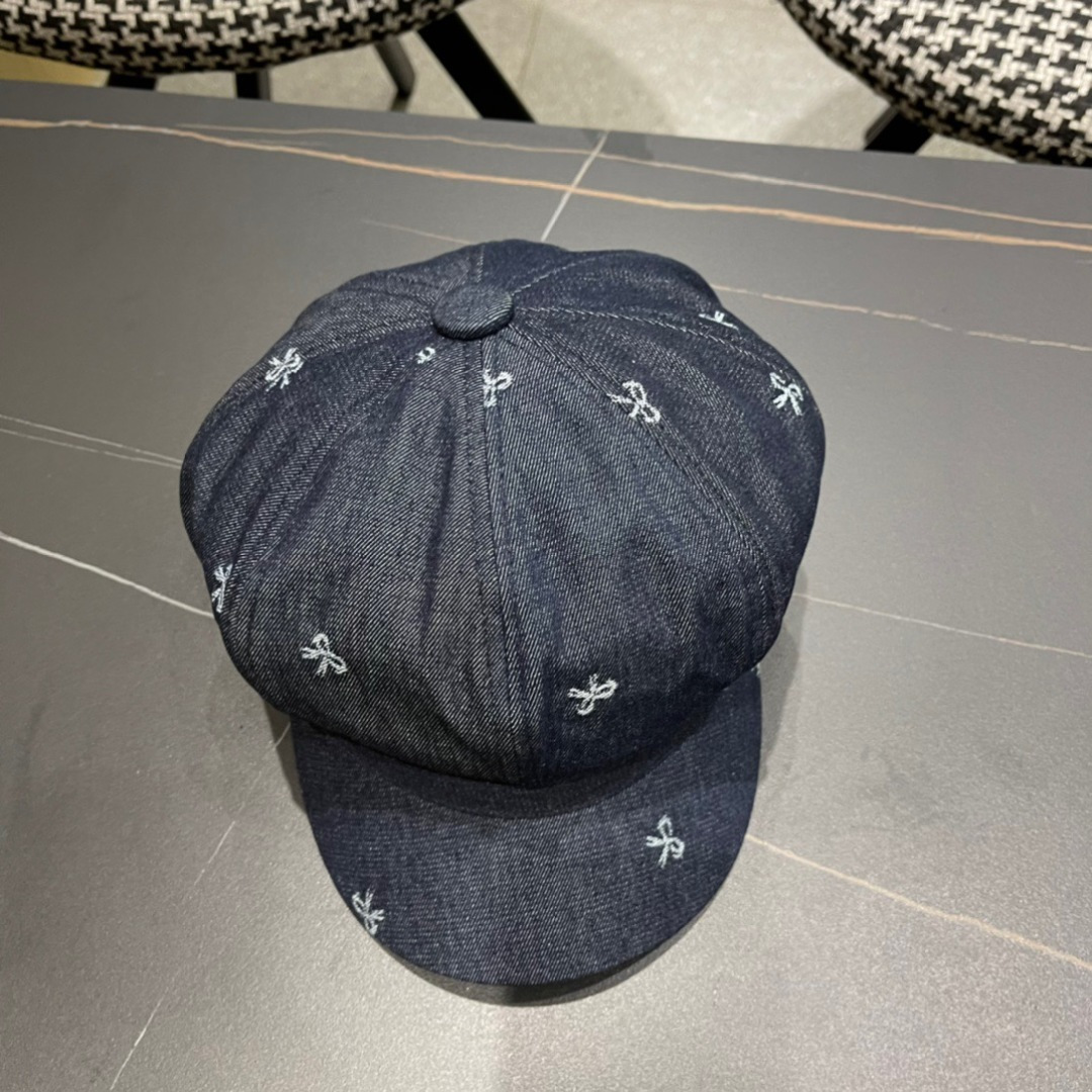 。2024秋季牛仔贝雷帽鸭舌帽系列中最亮眼的元素之一。这来源于品牌创始人Christian Dior先生