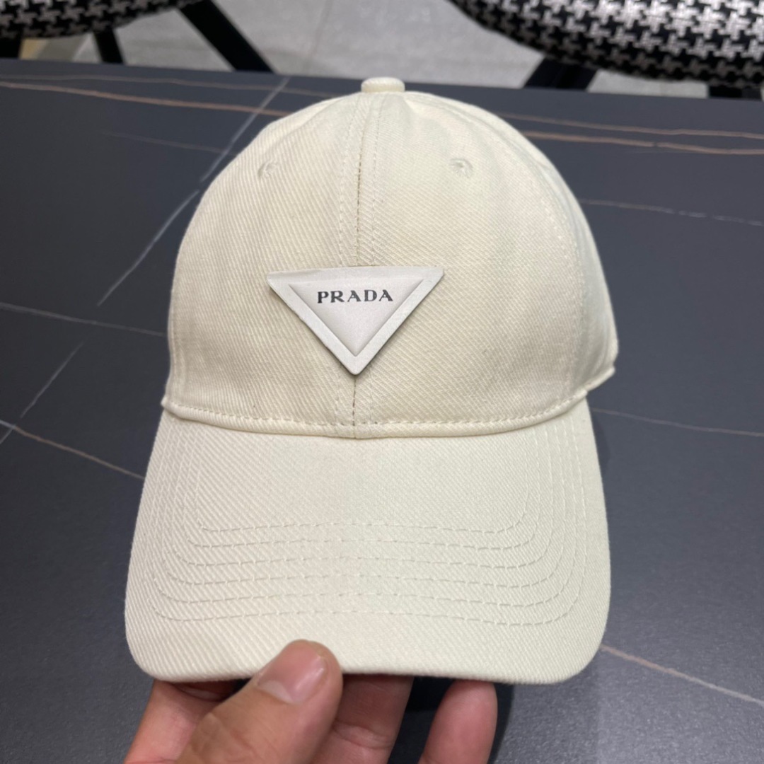 
普拉达Prada2024春新款三角标牛仔棒球帽
设计感超强，让人耳目一新
头型非常好，可以修饰各种头型