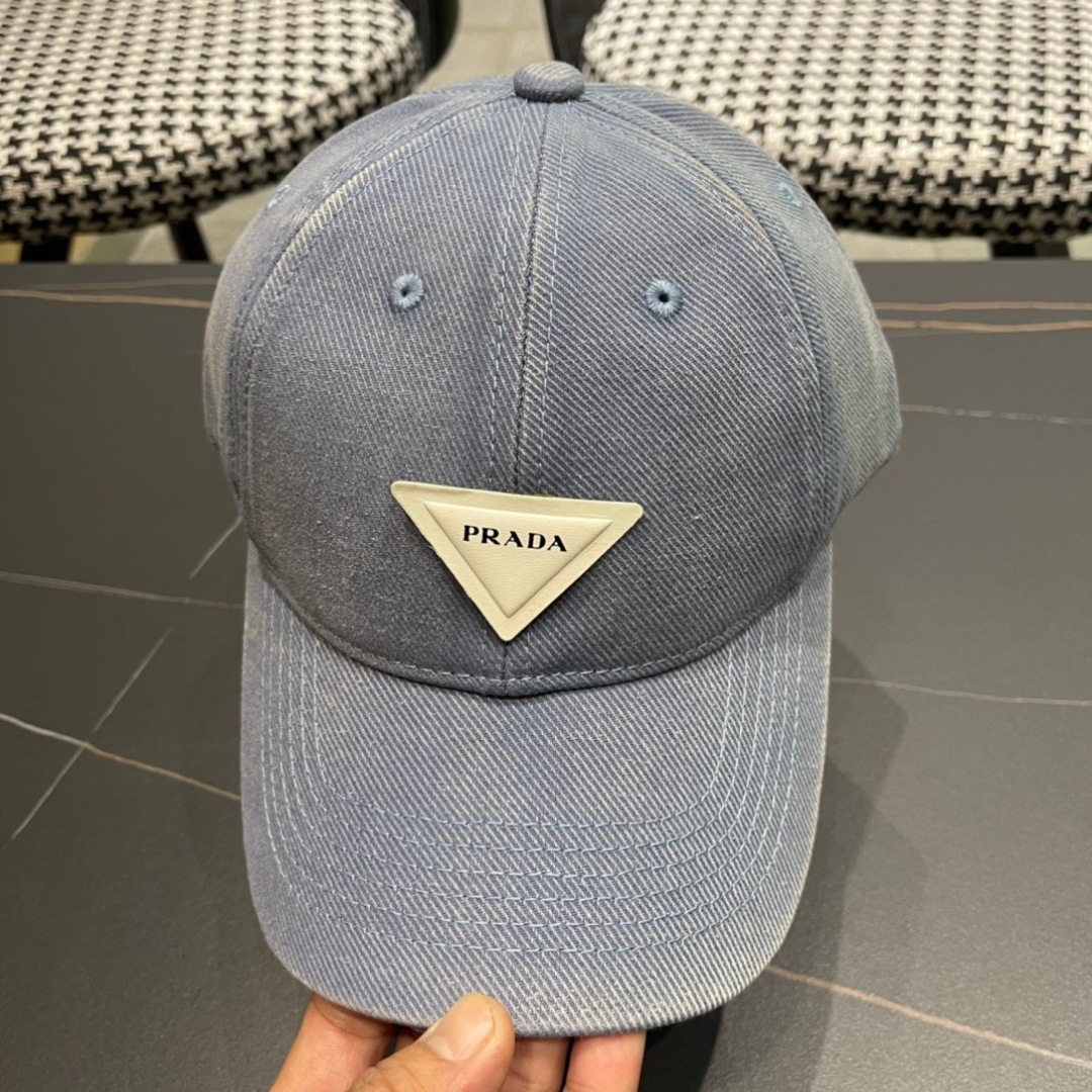 
普拉达Prada2024春新款三角标牛仔棒球帽
设计感超强，让人耳目一新
头型非常好，可以修饰各种头型