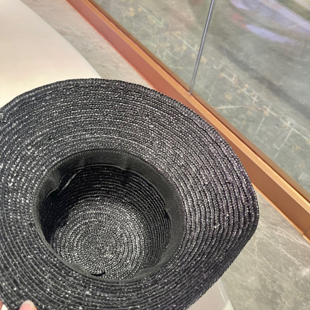  赛琳 CELINE 官方款麦秆草帽，高密度制作，一顶超级有品位的草帽了~出街首选！帽型超美腻颜色妥妥，