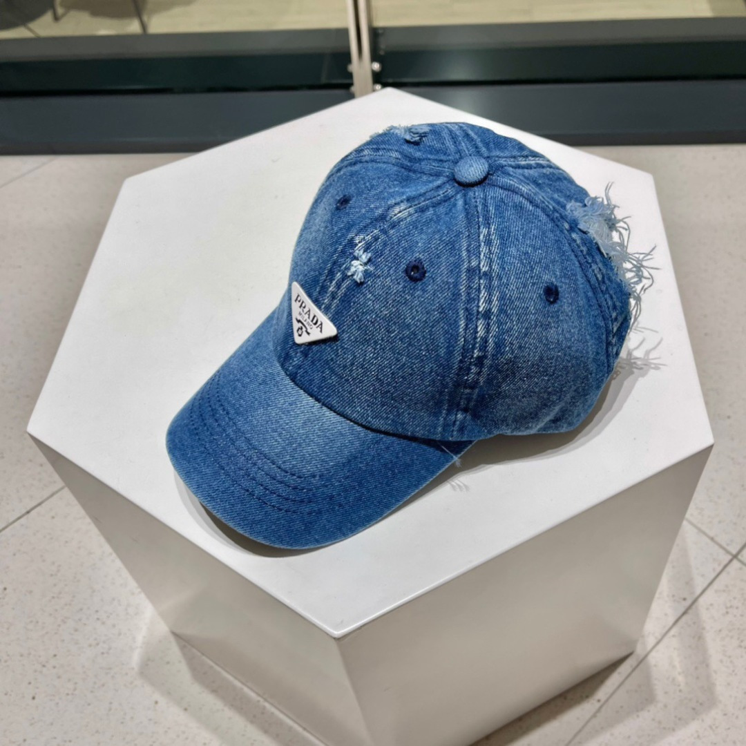 Pr@da 普拉达新款🔥棒球帽
小破边的设计感超好看！！！
版型绝绝子，不挑人的棒球帽✌🏻️