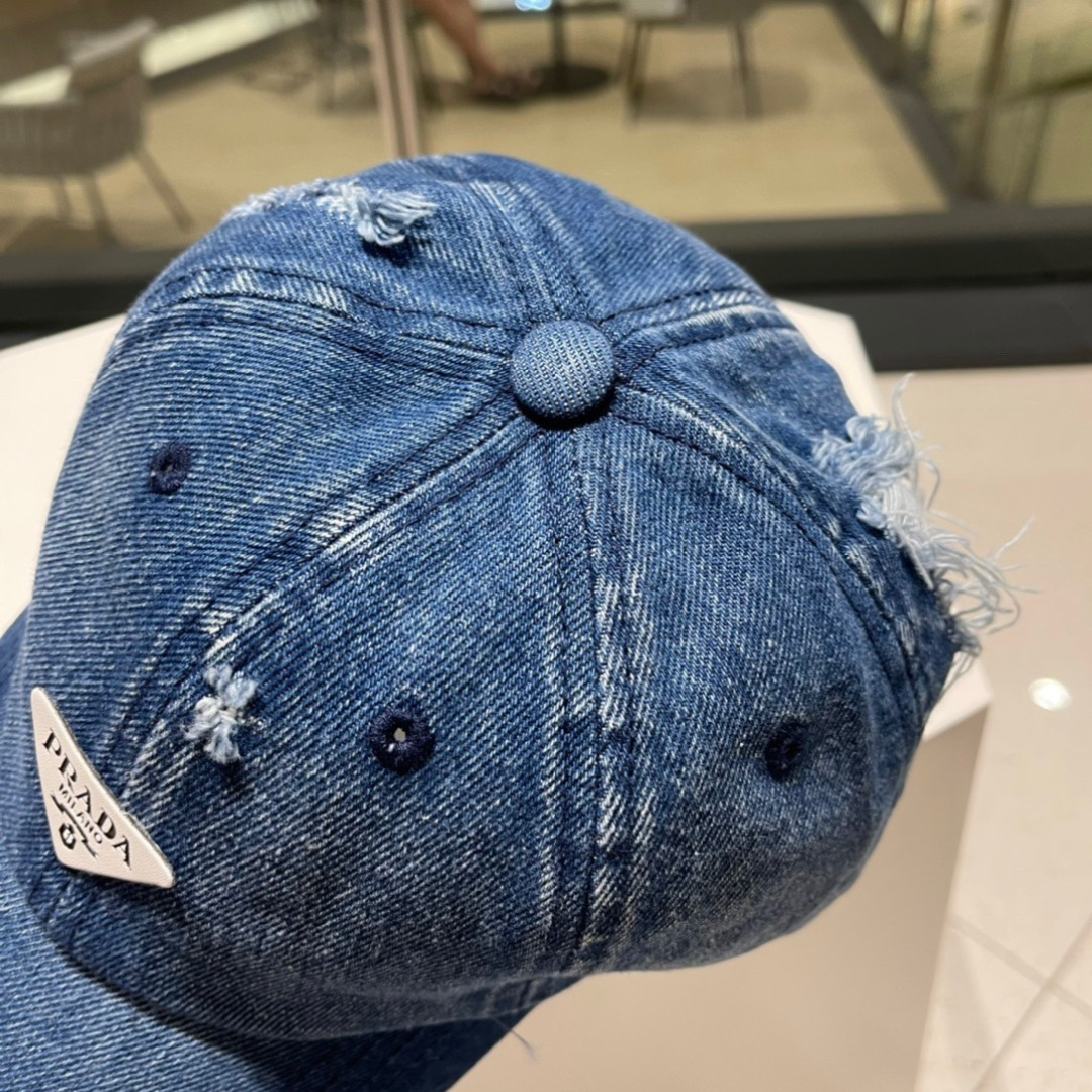  Pr@da 普拉达新款🔥棒球帽
小破边的设计感超好看！！！
版型绝绝子，不挑人的棒球帽✌🏻️