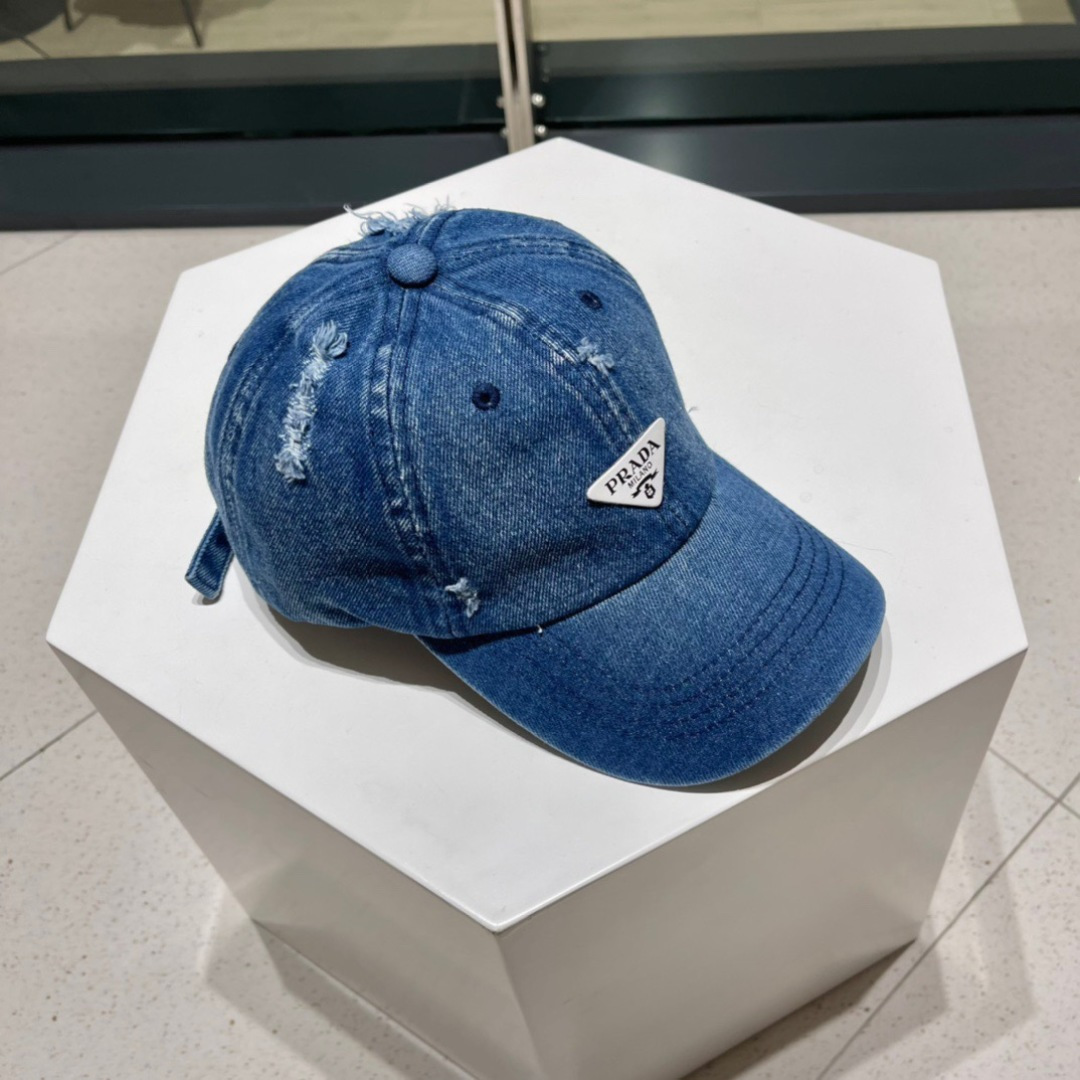  Pr@da 普拉达新款🔥棒球帽
小破边的设计感超好看！！！
版型绝绝子，不挑人的棒球帽✌🏻️