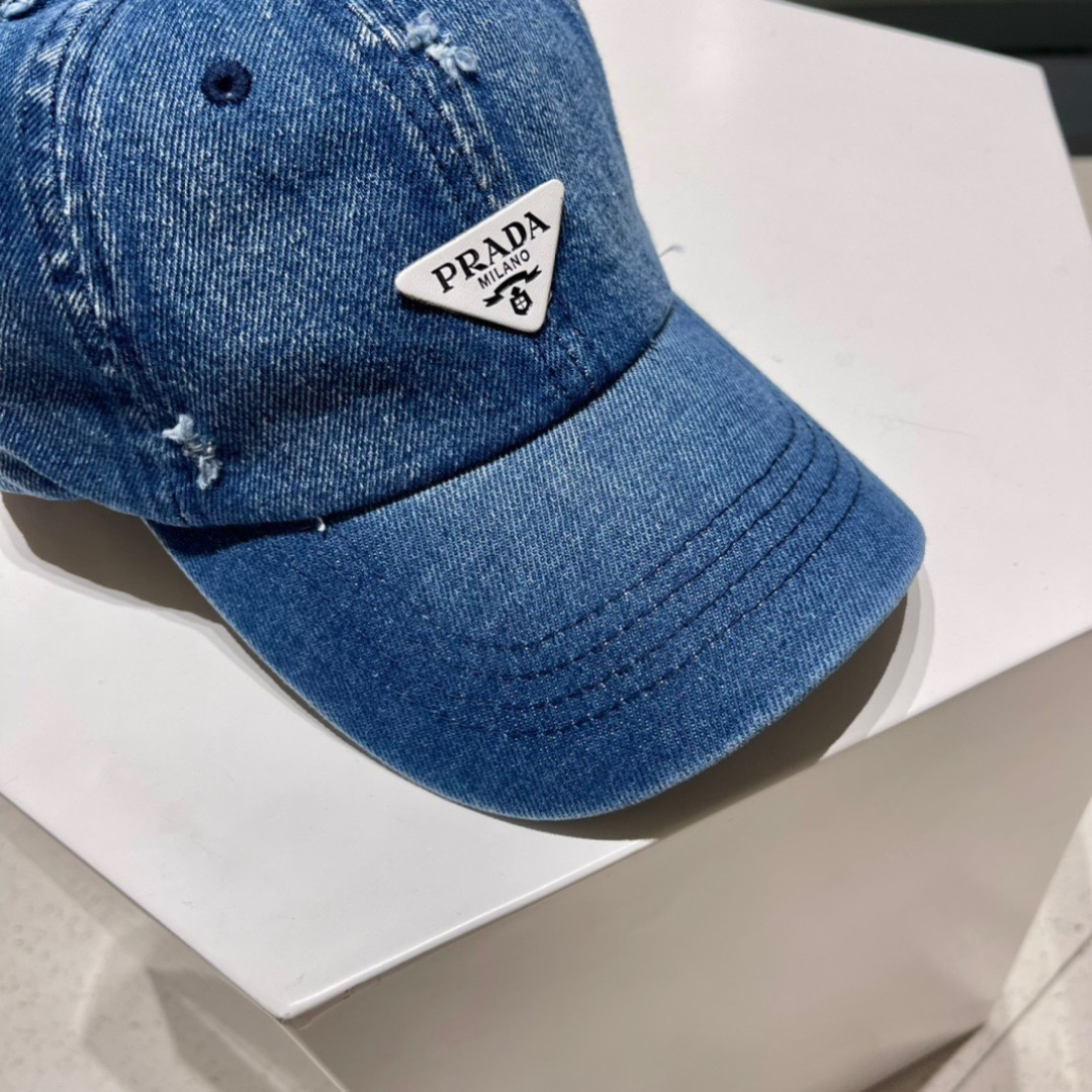  Pr@da 普拉达新款🔥棒球帽
小破边的设计感超好看！！！
版型绝绝子，不挑人的棒球帽✌🏻️