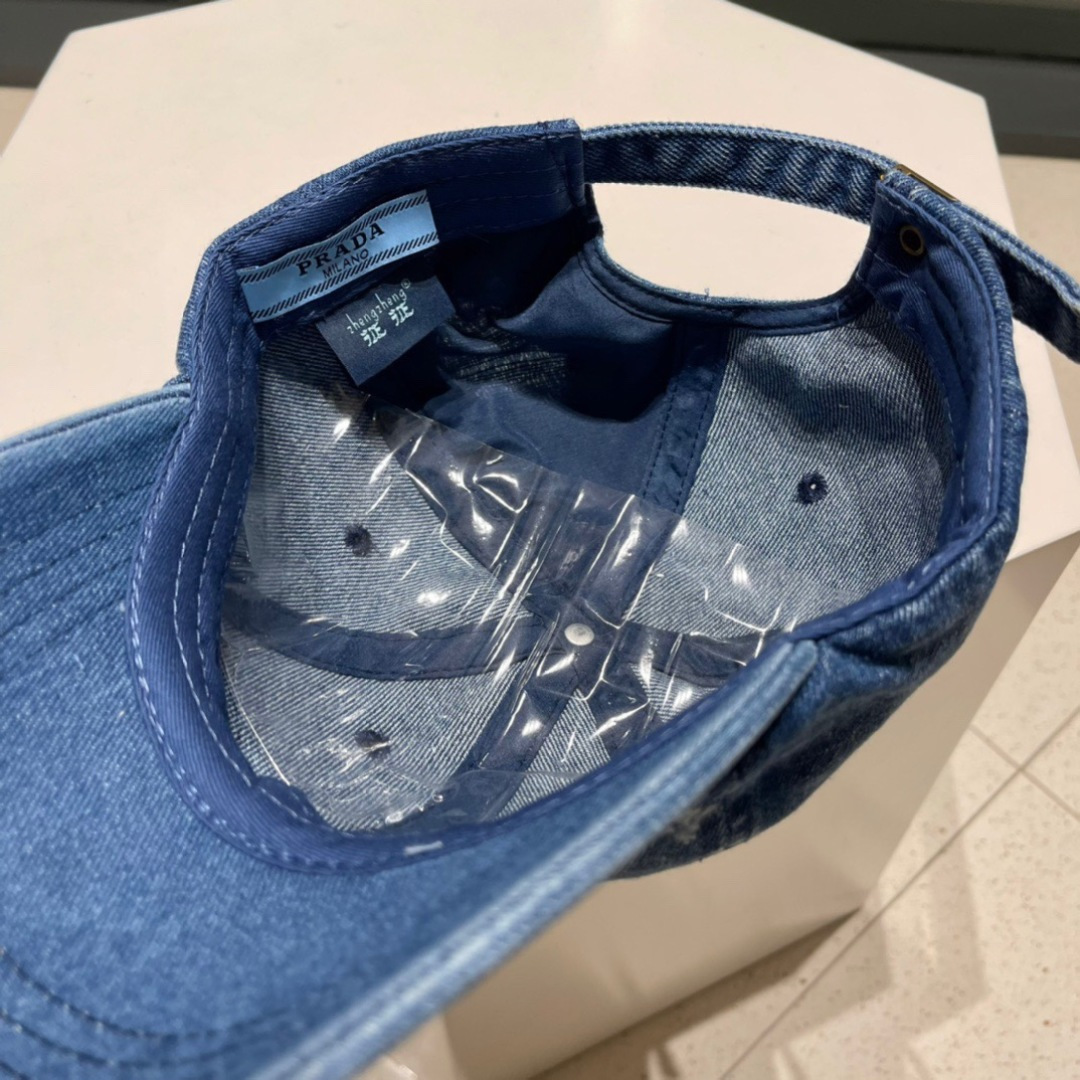  Pr@da 普拉达新款🔥棒球帽
小破边的设计感超好看！！！
版型绝绝子，不挑人的棒球帽✌🏻️