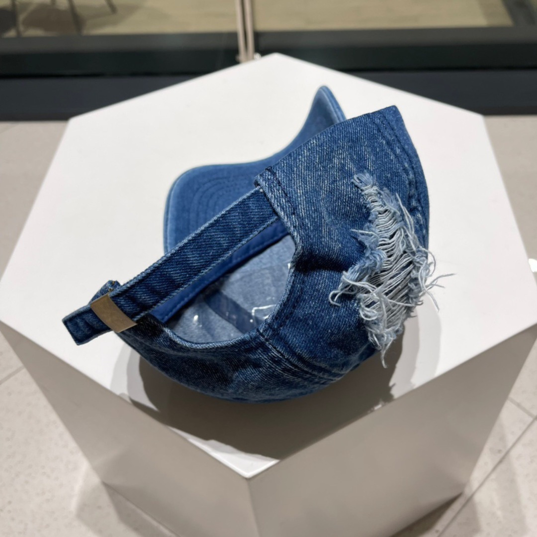  Pr@da 普拉达新款🔥棒球帽
小破边的设计感超好看！！！
版型绝绝子，不挑人的棒球帽✌🏻️