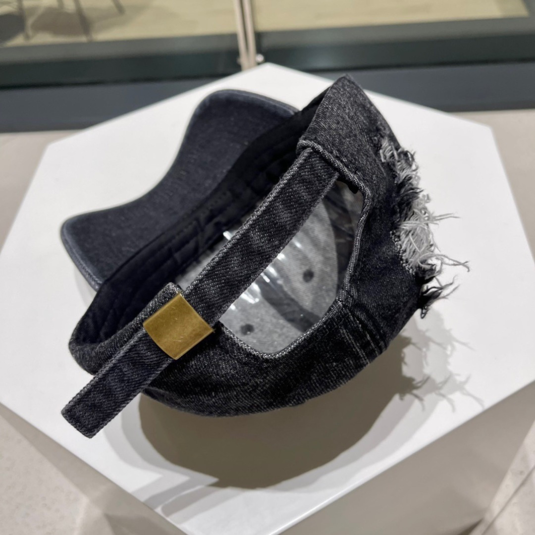  Pr@da 普拉达新款🔥棒球帽
小破边的设计感超好看！！！
版型绝绝子，不挑人的棒球帽✌🏻️