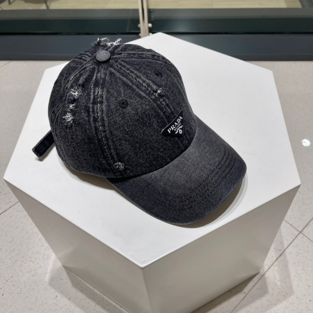  Pr@da 普拉达新款🔥棒球帽
小破边的设计感超好看！！！
版型绝绝子，不挑人的棒球帽✌🏻️