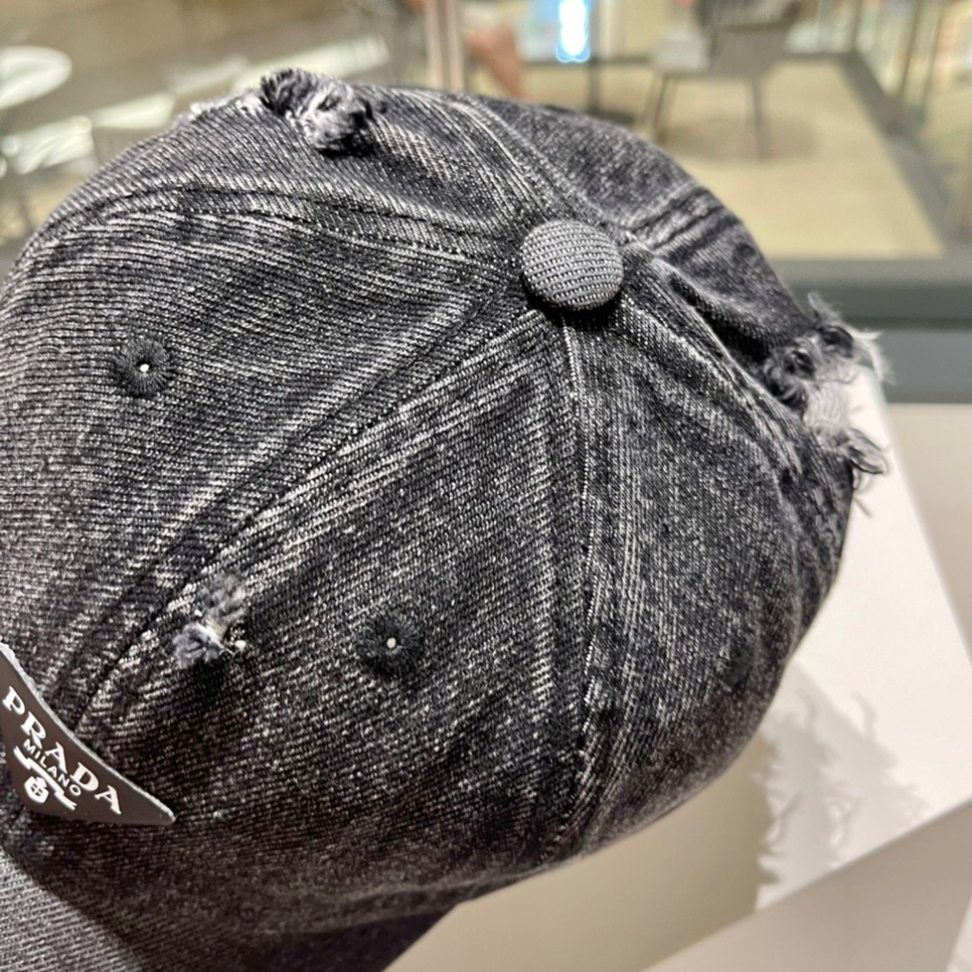  Pr@da 普拉达新款🔥棒球帽
小破边的设计感超好看！！！
版型绝绝子，不挑人的棒球帽✌🏻️