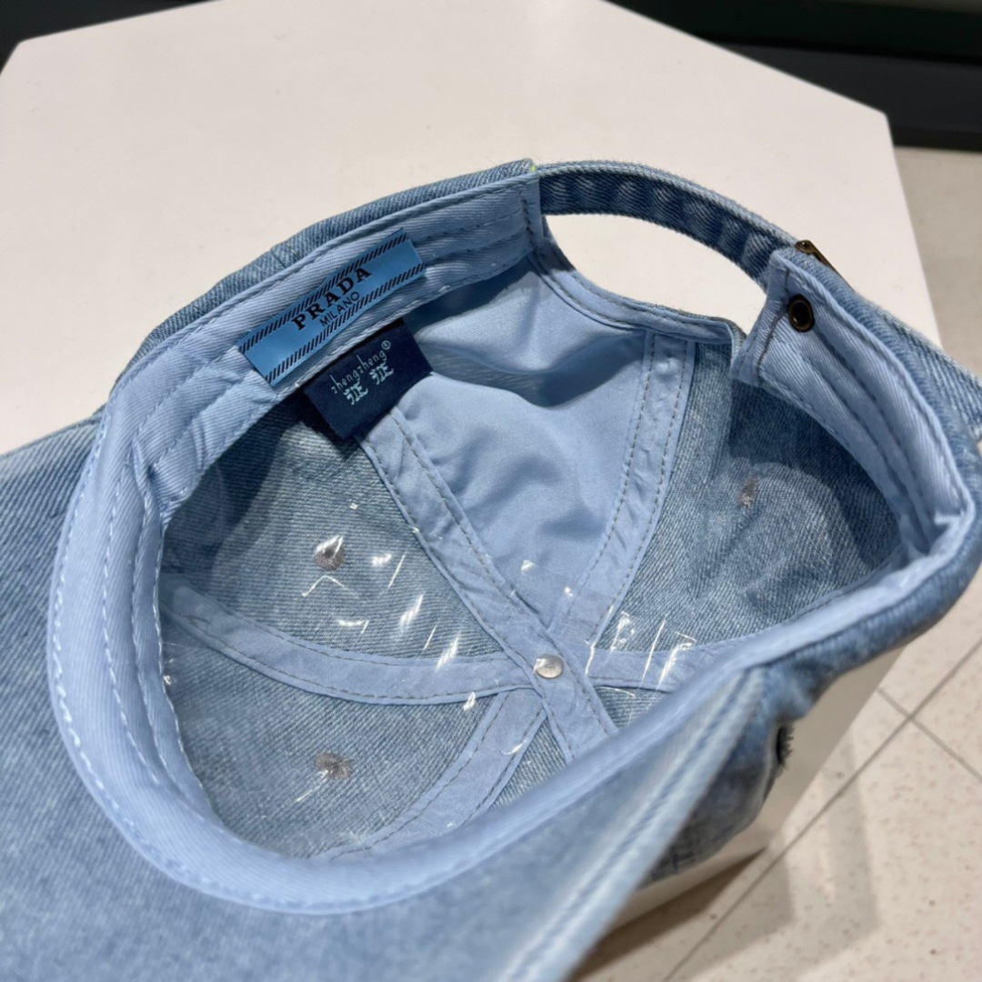 Pr@da 普拉达新款🔥棒球帽
小破边的设计感超好看！！！
版型绝绝子，不挑人的棒球帽✌🏻️