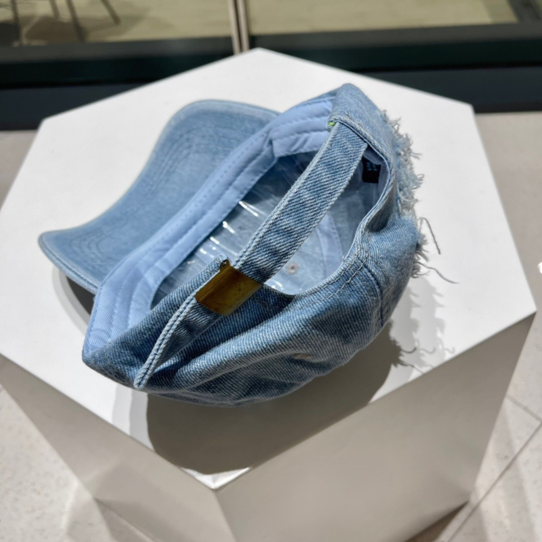  Pr@da 普拉达新款🔥棒球帽
小破边的设计感超好看！！！
版型绝绝子，不挑人的棒球帽✌🏻️