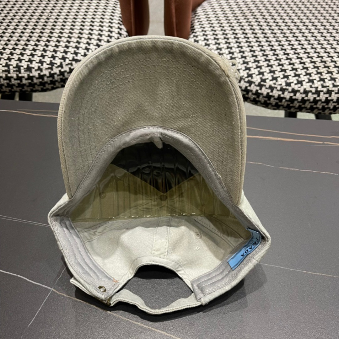 
Pr@da 普拉达牛仔布倒三角棒球帽
星星洗水牛仔色，秀场同款，面料柔软舒适
百搭休闲款，闭眼入！